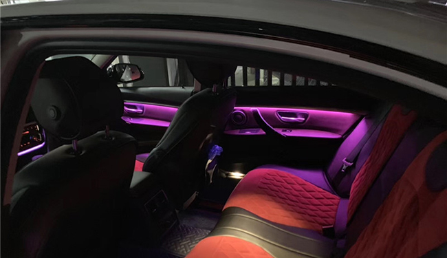 宝马3系加装氛围灯，为开车的和坐车的，营造一些气氛！