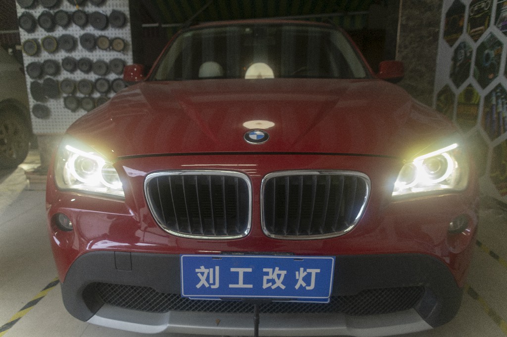 宝马X1车灯改装升级阿帕无悔LED双光透镜