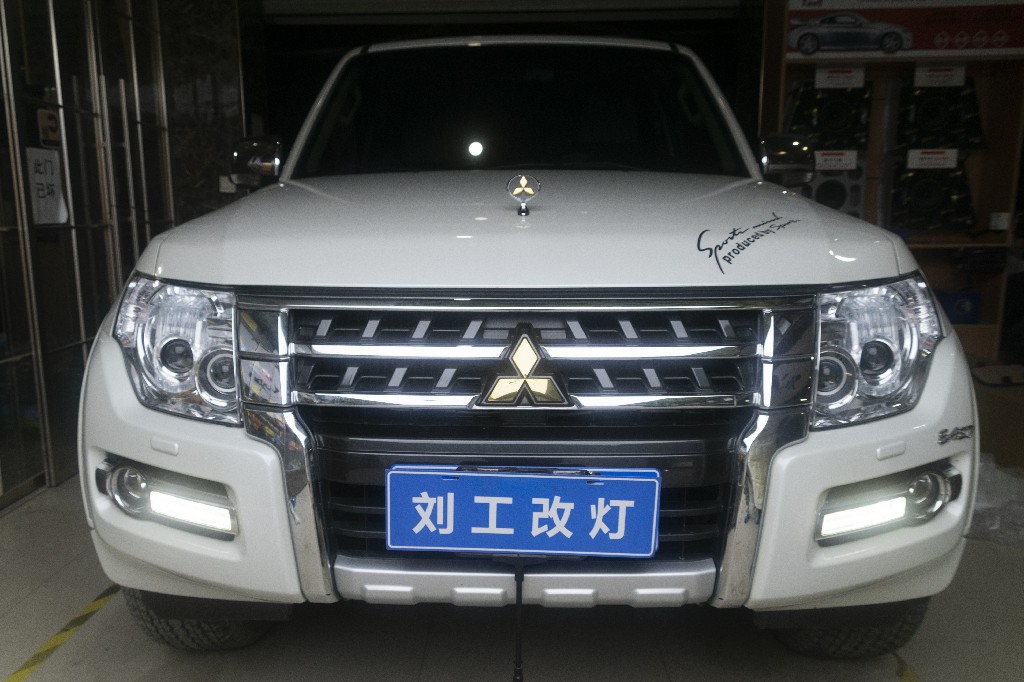 三菱帕杰罗车灯改装升级阿帕冰封PRO激光远近一体透镜+远光炮